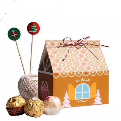 A casa dá forma a caixas de presente do Natal para o cartão descartável dos doces